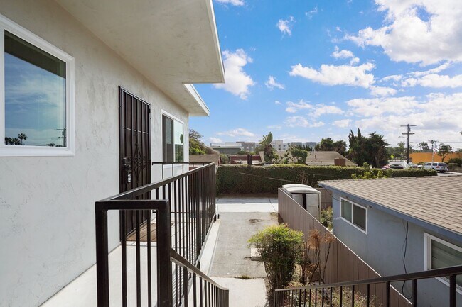 Building Photo - Calla Ave