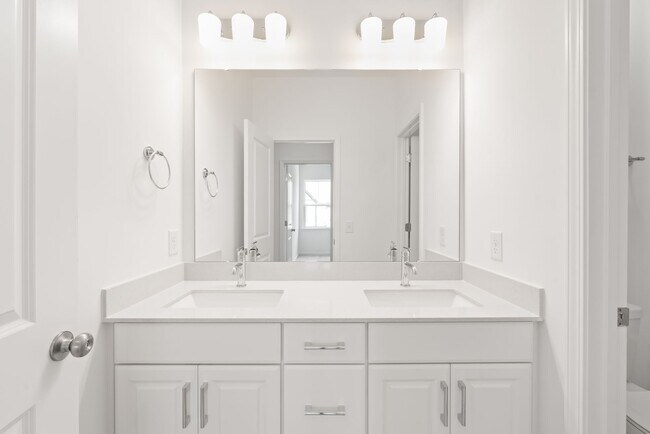 Building Photo - 204 Silver Fleet Dr