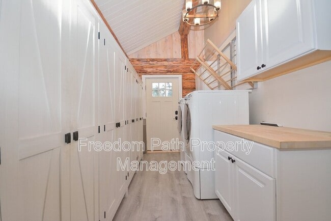 Building Photo - 480 Sunnyside Ridge Rd