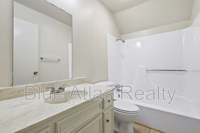 Building Photo - 704 Skyline Dr