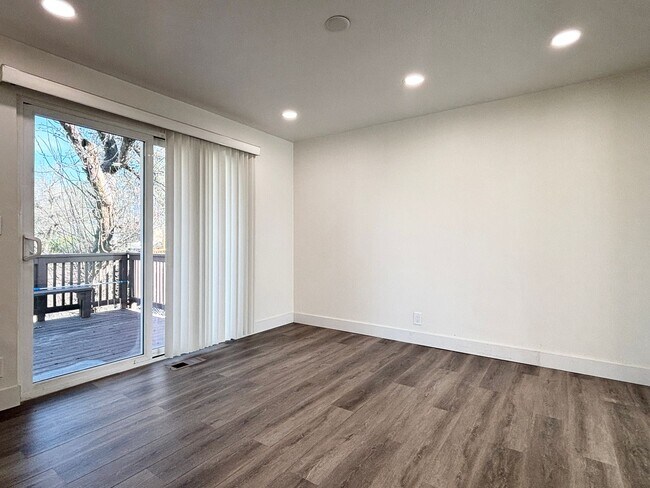 Building Photo - Beautiful Sandy Remodel Near Union Park!