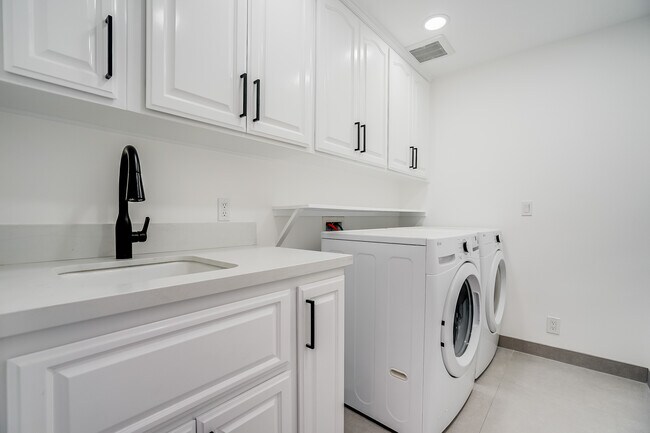 Building Photo - 15851 Mulholland Pl