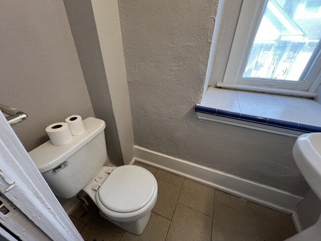 Building Photo - 3850 E 62nd St