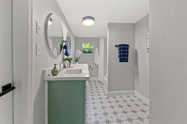 Building Photo - 1606 E Osborne Ave