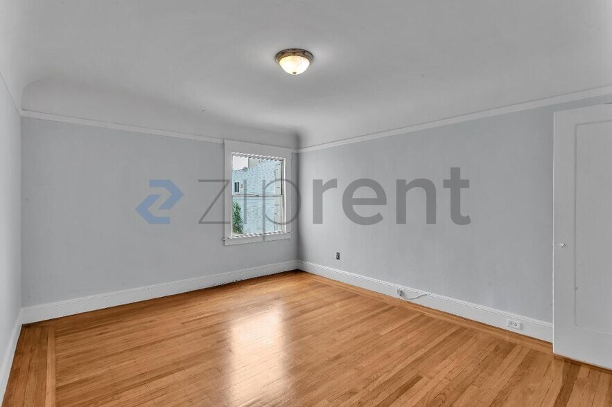 Building Photo - Unit