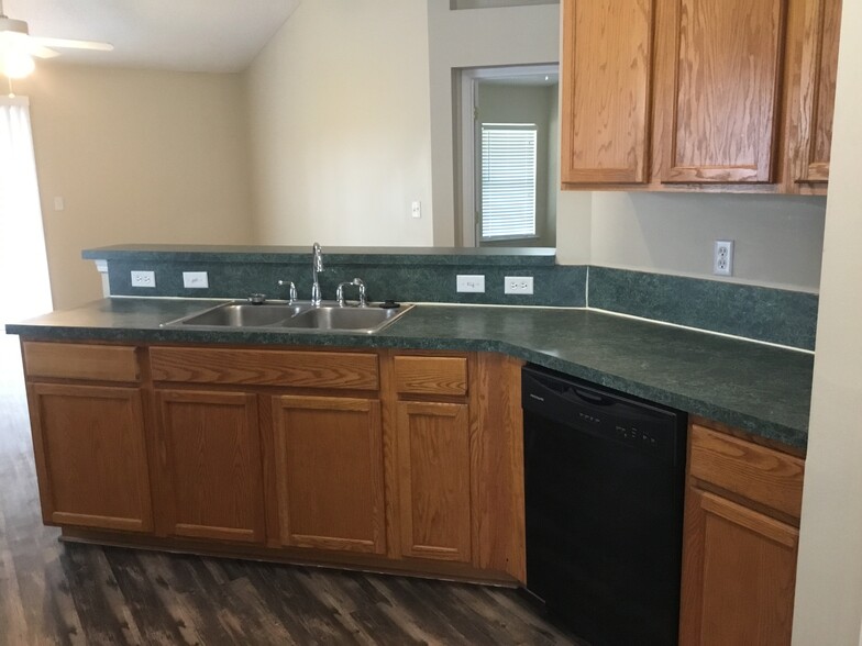 Building Photo - 6701 Southern Oaks Dr