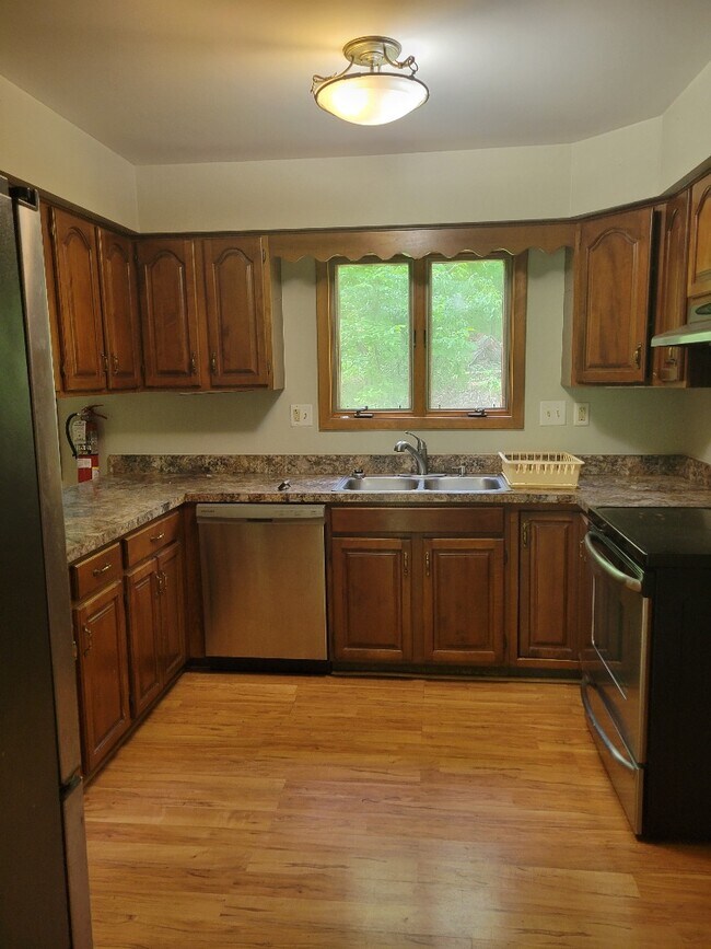 Building Photo - 585 Friendship Dr