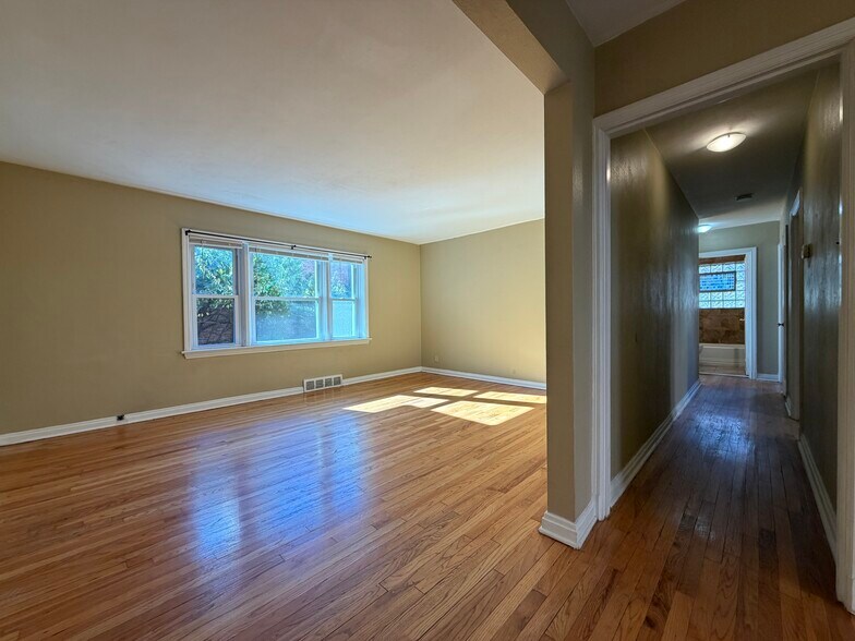 Building Photo - 420 S Hanley Rd