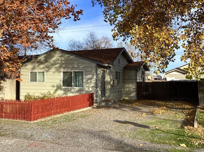 Primary Photo - Cozy Rambler with Backyard Close to Columb...