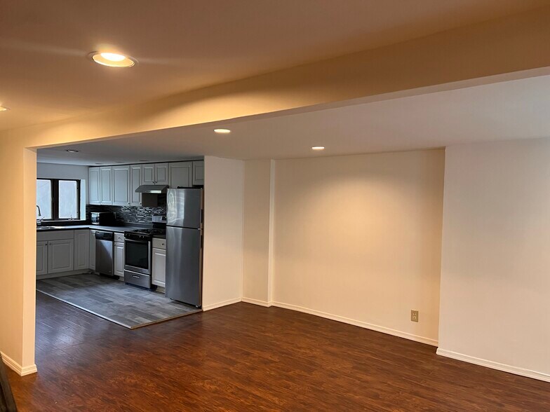 Building Photo - 447 Degraw St