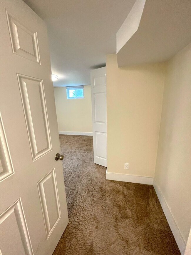 Building Photo - 903 Dewey Ave