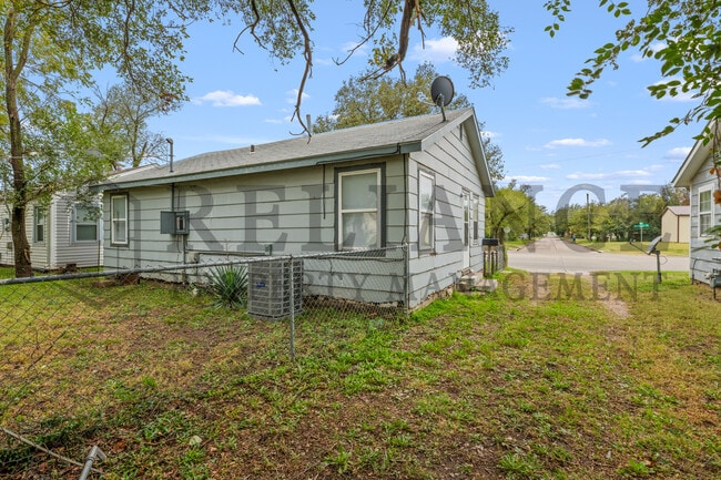 Building Photo - 1422 S Meridian Ave