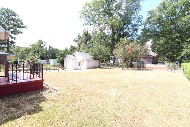 Building Photo - Cute! Cute! Cute! That's the best way to describe this 3 Bedroom 1 Bath charmer.