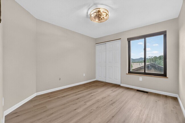 Building Photo - 546 Deer Horn Ct