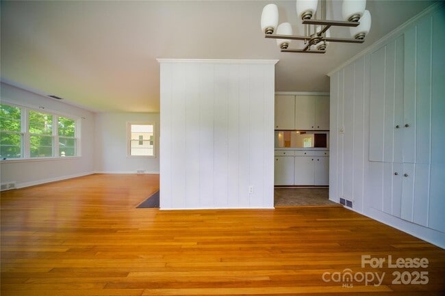 Building Photo - 1123 Lynbrook Dr