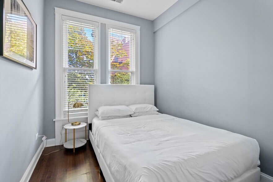 Building Photo - 913 W Belden Ave