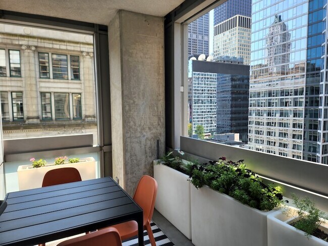 Building Photo - 8 E Randolph St