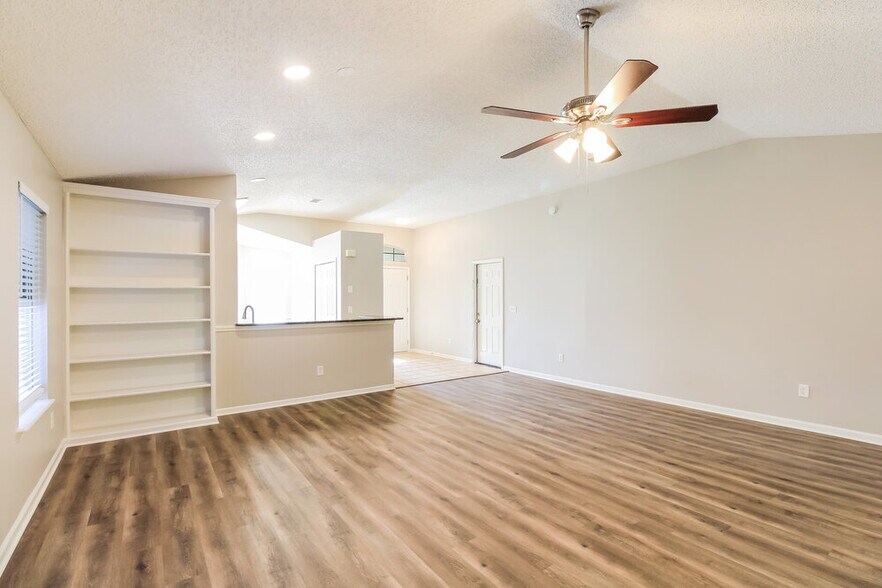 Building Photo - 597 Prosperity Lake Dr