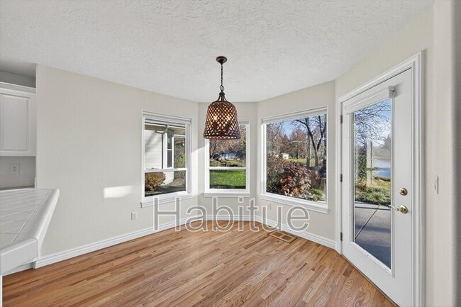 Building Photo - 393 E Trailside Dr