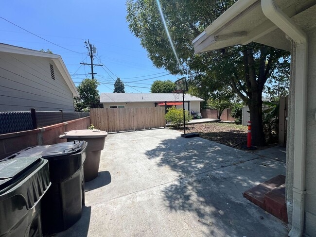 Building Photo - 144 Primrose Ave