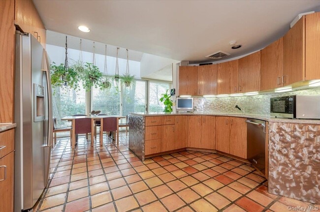 Building Photo - 20 Whitman Rd