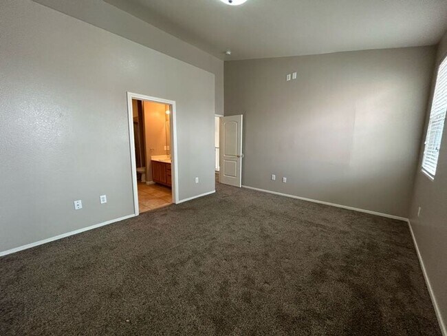 Building Photo - A Beautiful Town Home around the Spring Valley Area.