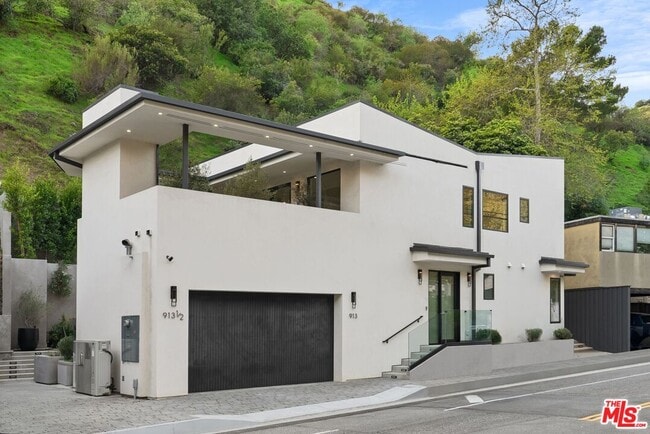 Building Photo - 913 N Beverly Glen Blvd