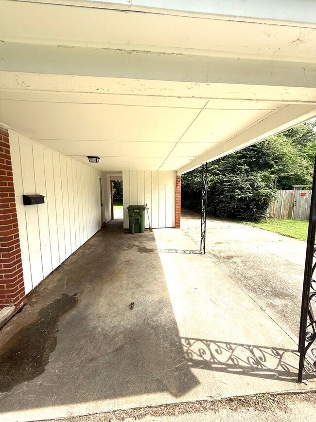 Building Photo - **4 Bed 2 Bath located in Morningview **Call (334-366-9198 for a self showing)