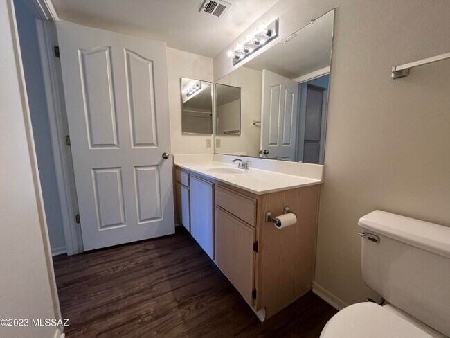 Building Photo - 5751 N Kolb Rd