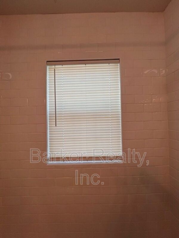 Building Photo - 1602 Pender St