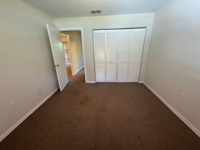 Building Photo - Spacious 3BR/2BA Home in Rainbow Acres – L...