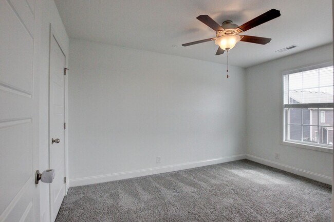 Building Photo - Fresh and so Clean Clean Close to Everything!