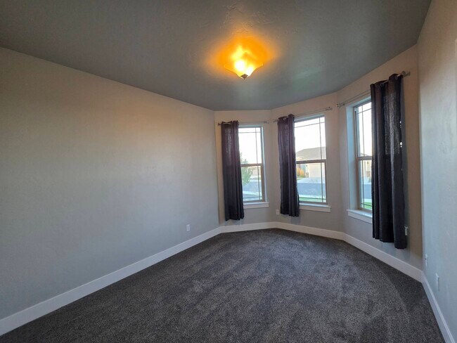 Building Photo - 584 Thebes St