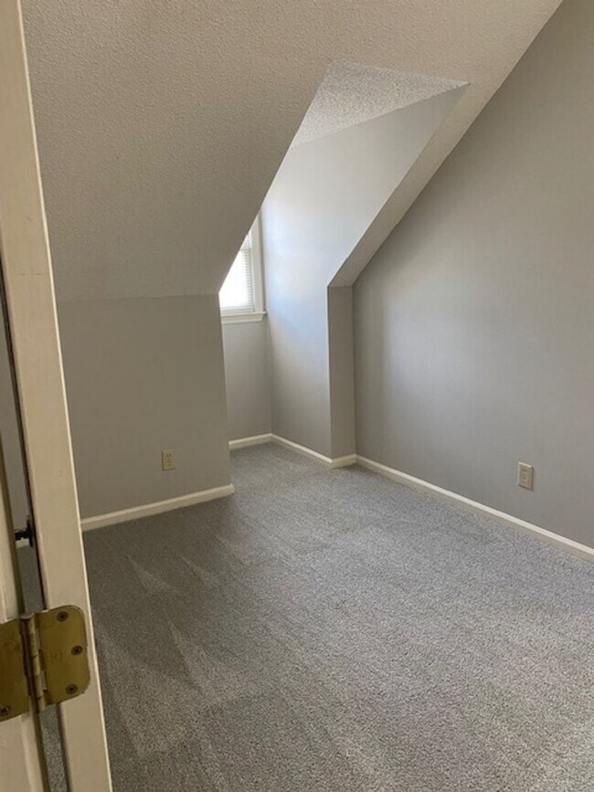 Building Photo - Quiet North Columbus Home