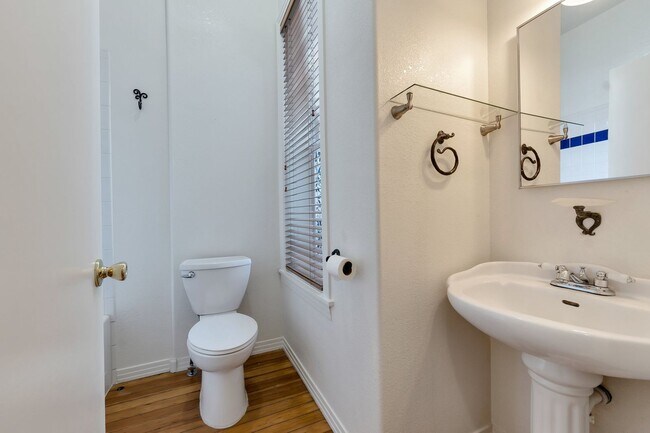 Building Photo - Beautiful Row Home Style Condo Central Den...
