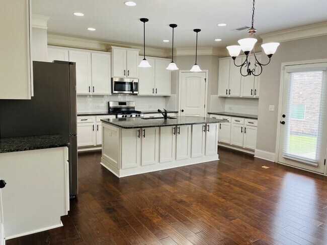 Building Photo - WOW! 5 bed, 4 full baths, brick exterior, ...