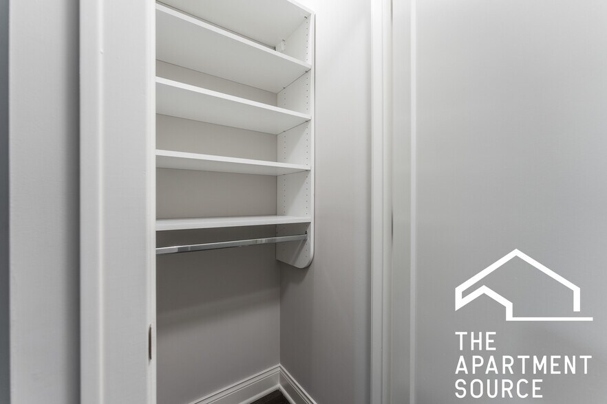 Building Photo - 639 W Wrightwood Ave