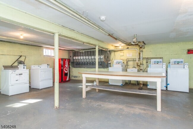 Building Photo - 20 Halsey Ave