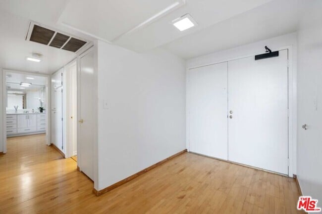 Building Photo - 10535 Wilshire Blvd