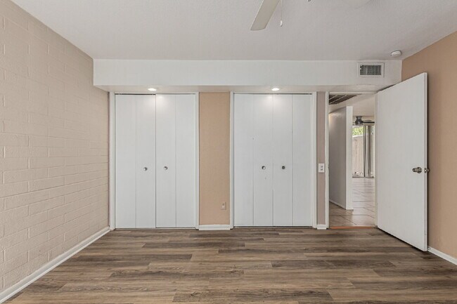 Building Photo - Great Location - 2 bed 1 bath Private Yard