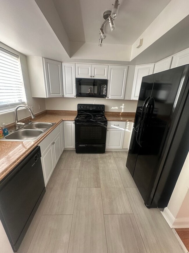 Building Photo - Beach Place Town House