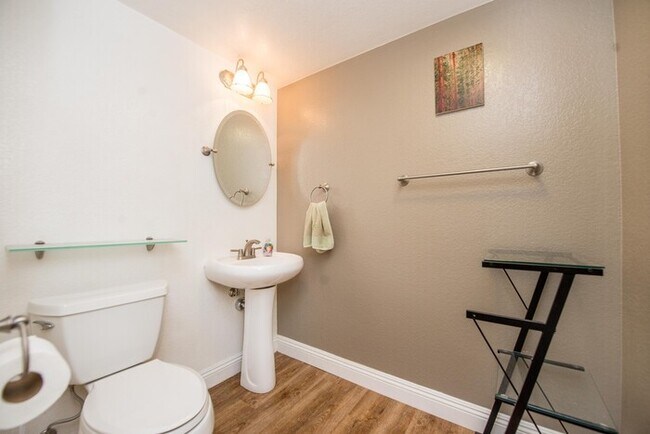 Building Photo - Beautiful Townhouse in the desirable Anaheim Packing District!