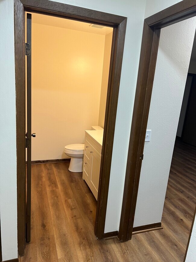 Building Photo - 5552 Cresthaven Ln