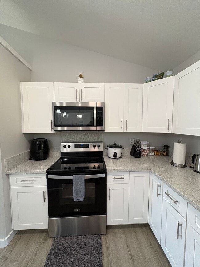 Building Photo - 16-2095 Rainbow Dr