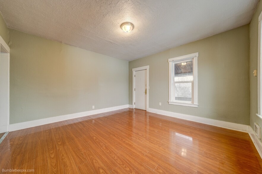 Building Photo - 802 Pine St