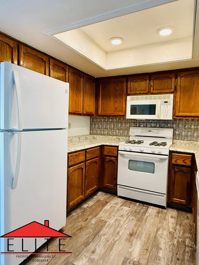 Building Photo - AVAILABLE NOW!!