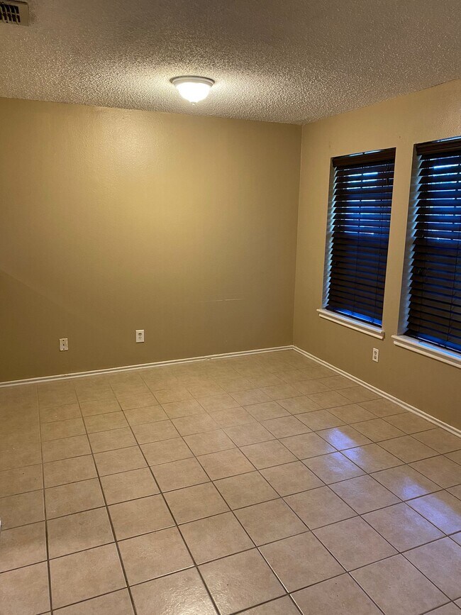 Building Photo - 811 E Stonegate Dr