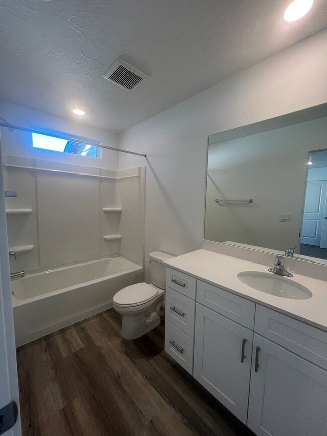 Building Photo - Beautiful spacious 3 bedroom, 2.5 bathroom house located in Cedar City!