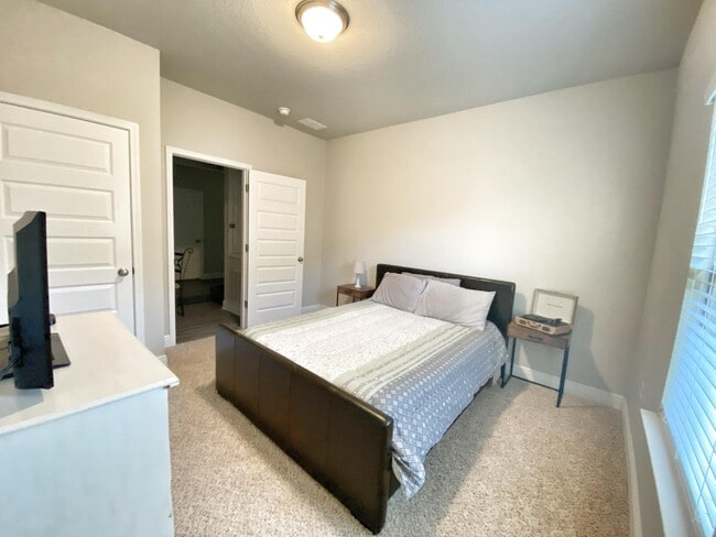 Building Photo - 3605 Turquoise Dr