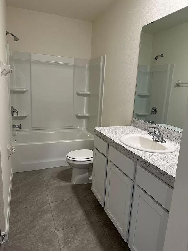 Building Photo - 3 Bedroom 2.5 Bath Townhouse